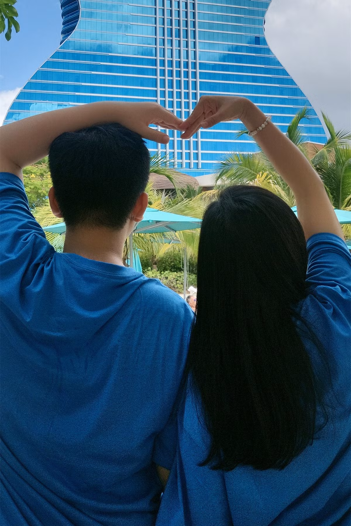 Theo đó, khán giả khuyên Việt Trinh nên tiết chế, không thể hiện quá thân mật tại nơi công cộng bởi bé Thiện Nhân đang ở độ tuổi 14-15, khá nhạy cảm.