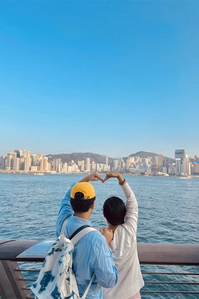 Việt Trinh cũng đã lên tiếng giải thích về những hành động này. Cô cho biết bản thân là mẹ đơn thân, một mình nuôi dạy con trai nên luôn muốn thể hiện tình cảm và sự quan tâm dành cho con.