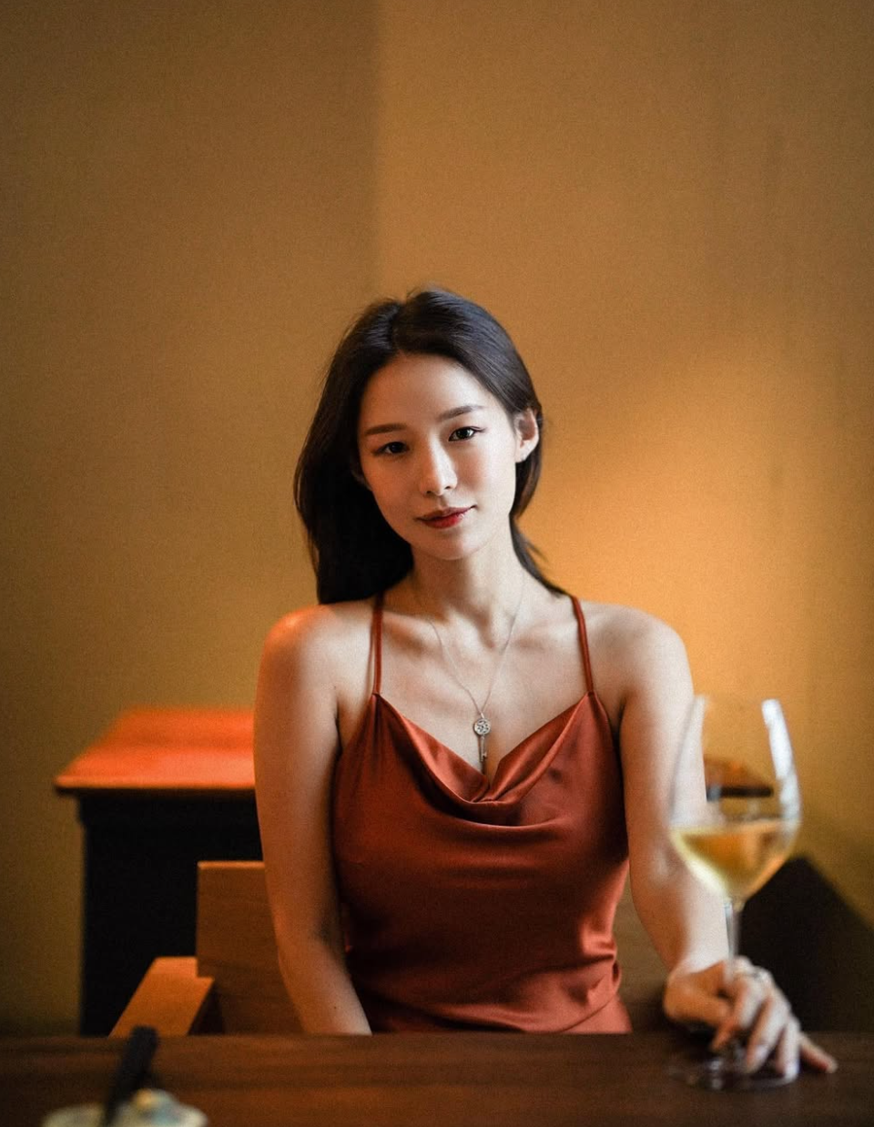 Becky diện váy lụa hai dây khoe bờ vai mảnh mai.