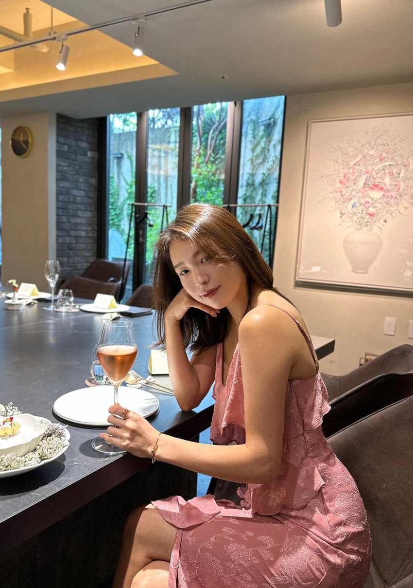 Becky cao 1m60, nặng 45 kg, có vẻ đẹp tự nhiên, thân hình cân đối.