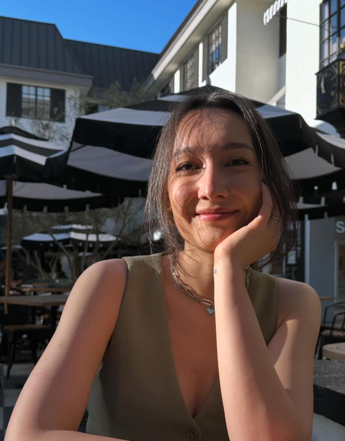 Diva Mỹ Linh và nhạc sĩ Anh Quân kết hôn năm 1998. Anna là con riêng của nhạc sĩ Anh Quân và người vợ đầu. Mỹ Linh từng chia sẻ cô gặp Anna lần đầu khi cô bé 3 tuổi. Ảnh: IG annamaleee