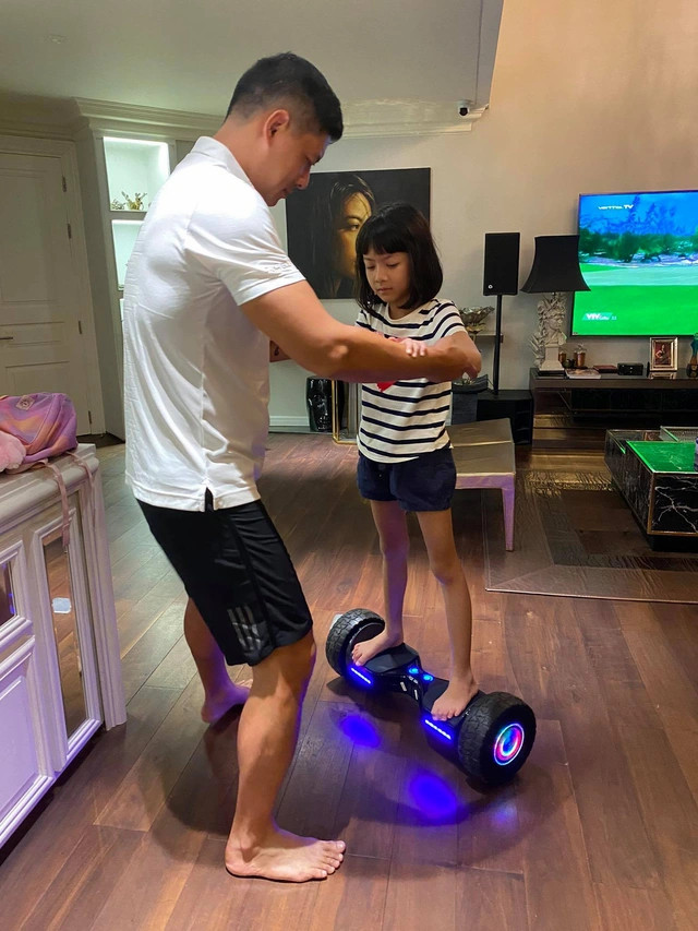 Không gian sống ấm cúng, tràn đầy tiếng cười là điều mà nam diễn viên luôn trân trọng. Ảnh: FB Le Anh Tho