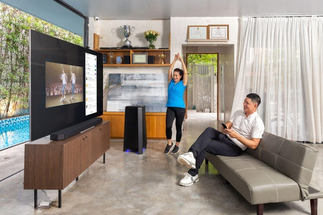 Bên cạnh những hình ảnh lung linh trên màn ảnh, Bình Minh còn chia sẻ những khoảnh khắc đời thường giản dị bên gia đình trong căn biệt thự. Ảnh: FB Le Anh Tho