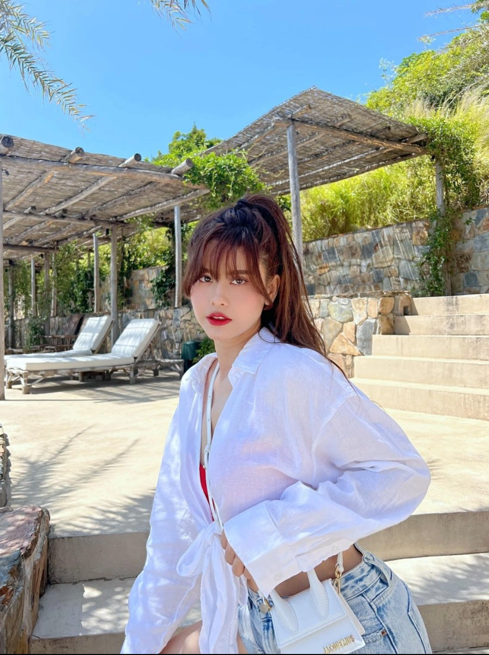 Dù là mẹ một con, Trương Quỳnh Anh vẫn phù hợp phong cách trẻ trung, ngọt ngào.