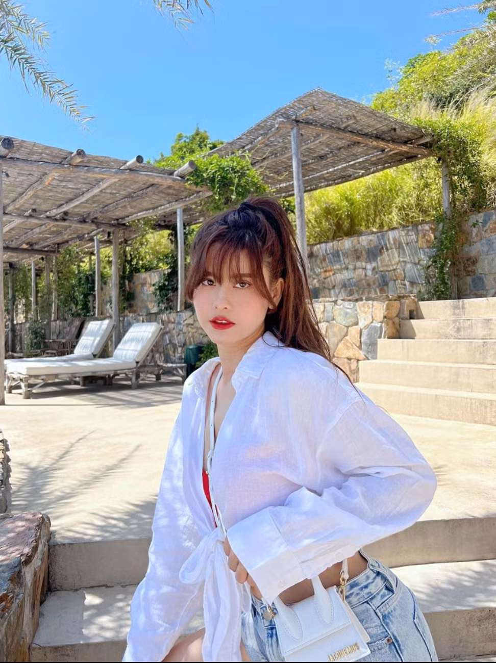 Dù là mẹ một con, Trương Quỳnh Anh vẫn phù hợp phong cách trẻ trung, ngọt ngào.