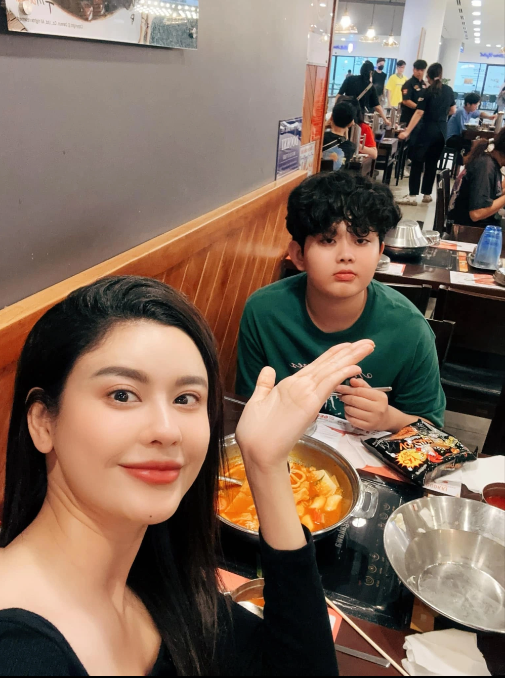 Năm nay, Sushi 12 tuổi, được khen lớn nhanh khi cao vượt mẹ. Trên trang cá nhân, Quỳnh Anh cũng thường xuyên đăng tải hình ảnh bình yên bên con.