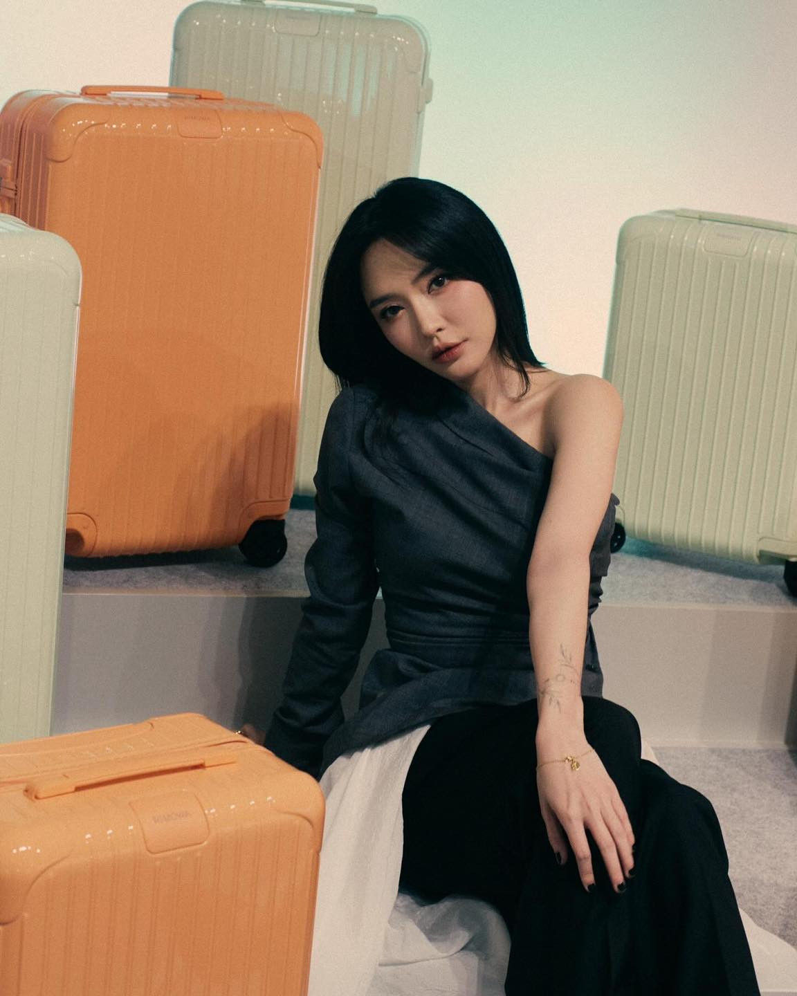 Nhiều người tò mò về bí quyết đằng sau sự "lột xác" của Bích Phương. Nữ ca sĩ chia sẻ, cô kết hợp giữa chế độ ăn uống khoa học, tập luyện thể dục thể thao đều đặn và chăm sóc da kỹ lưỡng.