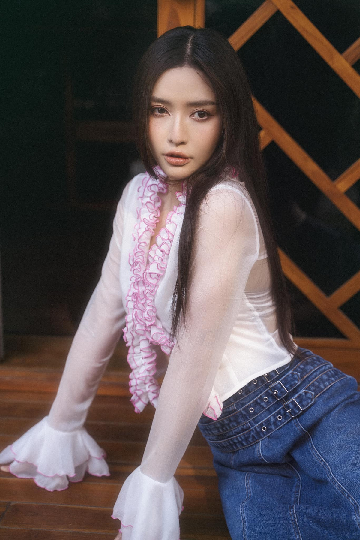 Song song đó, nữ ca sĩ còn khiến nhiều người ngưỡng mộ bởi cuộc sống sung túc, ở căn hộ cao cấp, đi xe tiền tỷ.