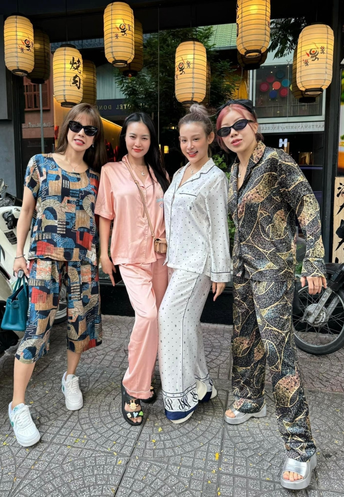 Ninh Dương Lan Ngọc đăng ảnh dìm hàng các chị em Diệp Lâm Anh, Huyền Baby và Trang Pháp.