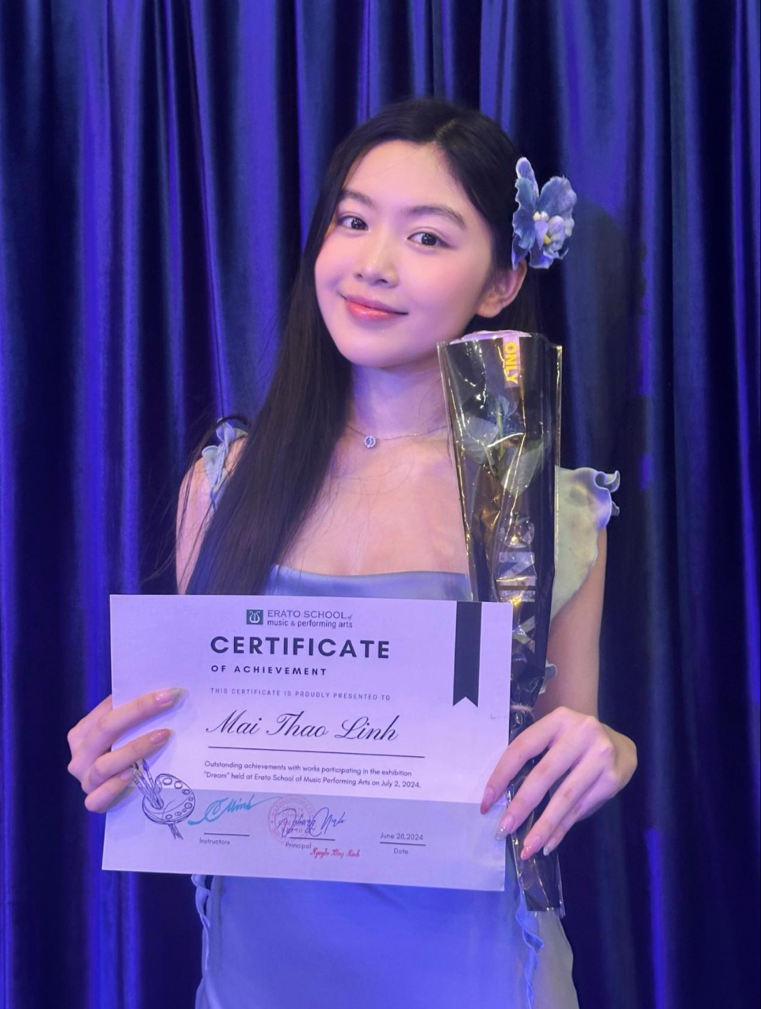 Con gái Quyền Linh lần đầu tham gia triển lãm về hội họa.