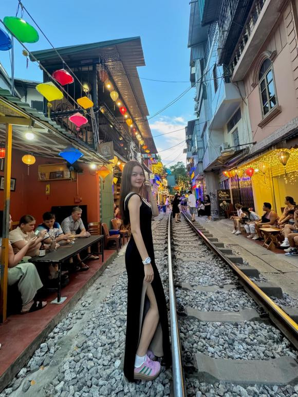 Mẹ 3 con Phạm Quỳnh Anh check-in cà phê đường tàu.