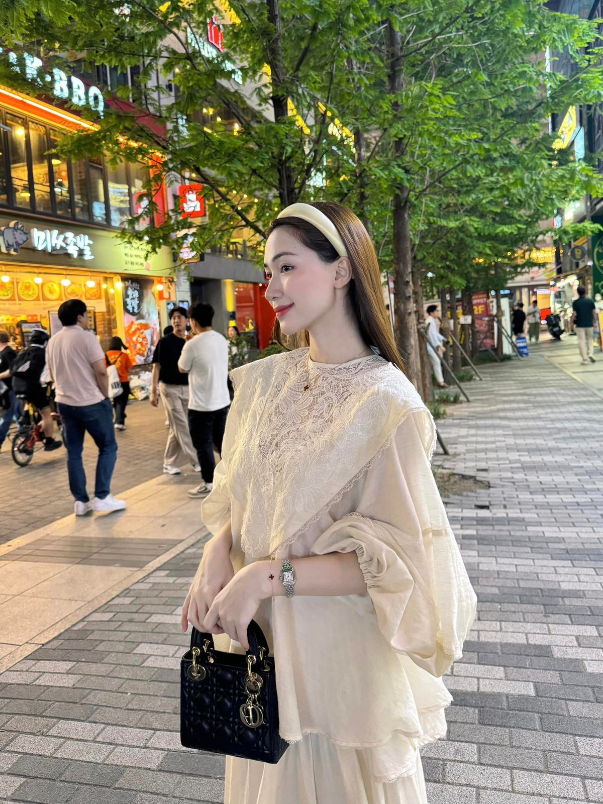 Hoà Minzy xinh đẹp dịu dàng.