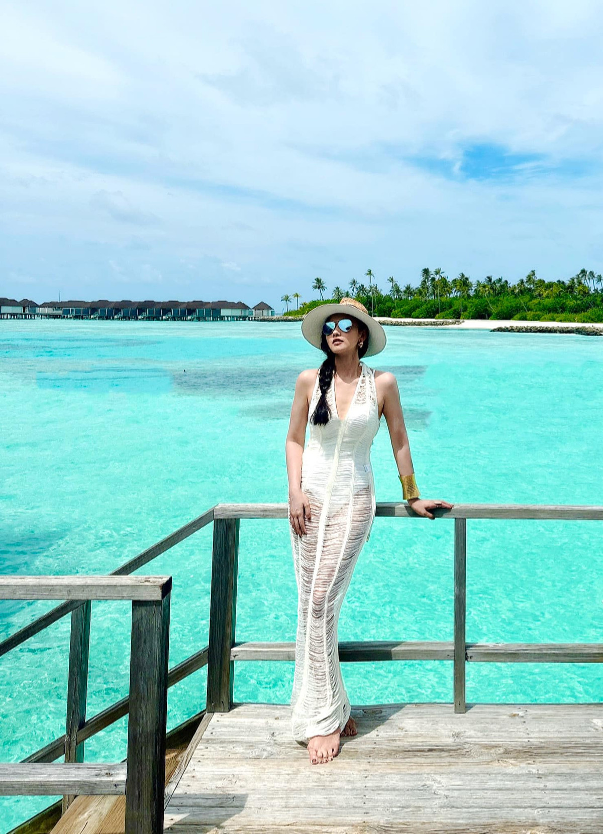 Chất liệu mỏng nhẹ bay bổng giúp nữ diễn viên thêm phần nữ tính và quyến rũ.