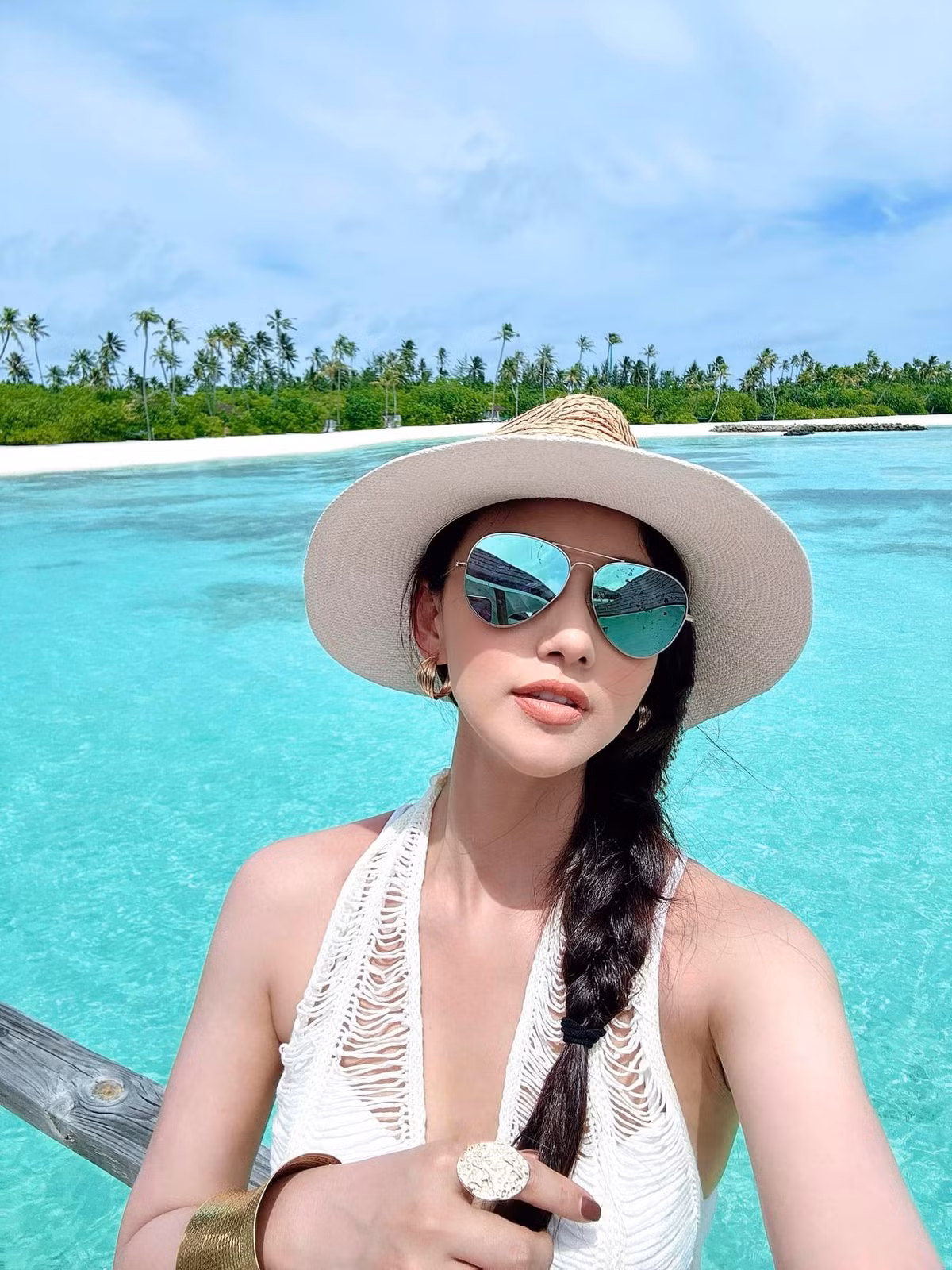 Lã Thanh Huyền khéo léo mix &amp; match các phụ kiện như mũ, kính để hoàn thiện set đồ một cách hoàn hảo.