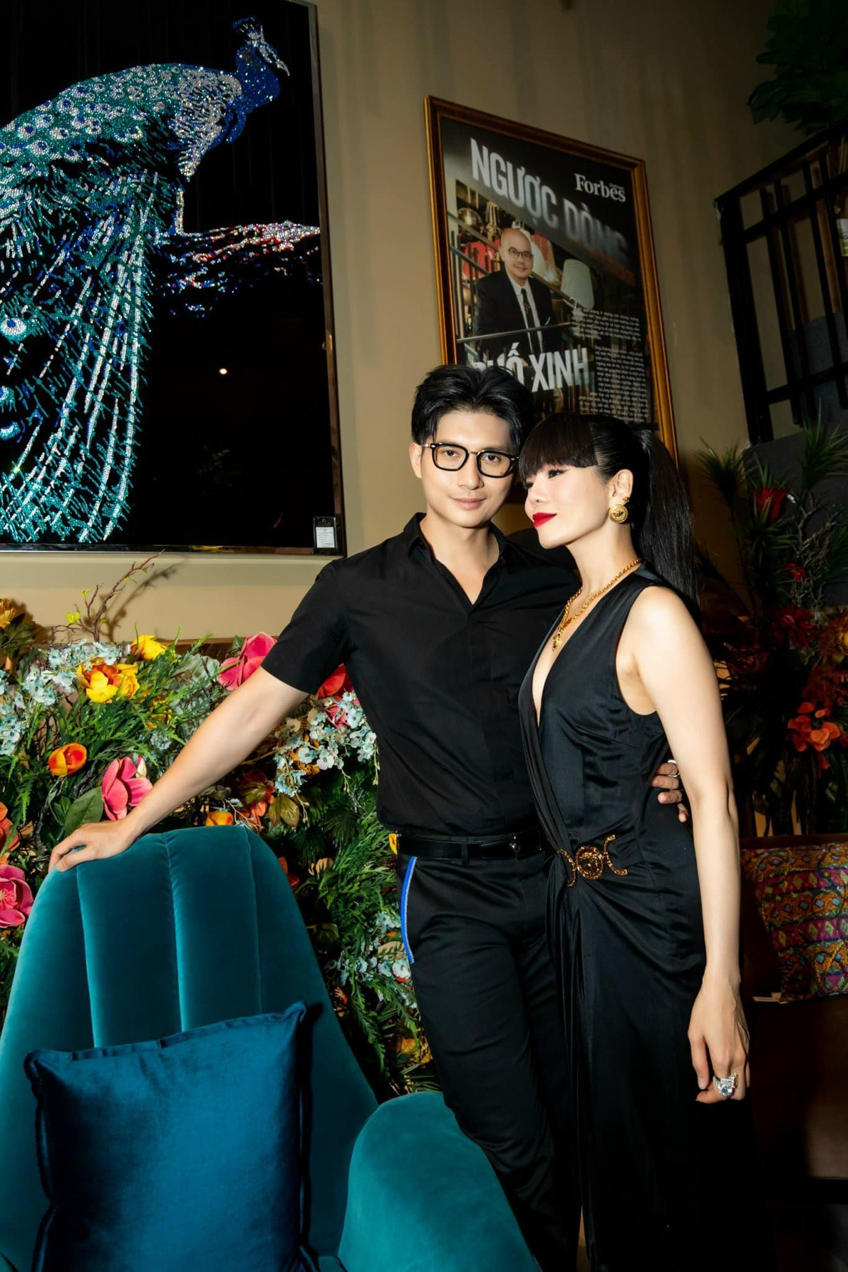 Có lần, khi Lâm Bảo Châu bị antifan nói “ăn bám”, Lệ Quyên lên tiếng: "Bạn Lâm Bảo Châu ơi chắc mỗi tháng làm báo cáo tài chính cho các thánh ăn không ngồi rồi khỏi thắc mắc bạn làm gì kiếm tiền nha. Ôi mệt thật sự, lại ngứa mắt cay cú khi nhìn thấy người khác vui vẻ, thế có khổ không chứ. Thôi đành kệ các bạn, bọn tớ cứ tranh thủ kiếm tiền rồi vừa làm vừa chơi, cho các bạn du lịch quanh thế giới qua mạng thế này vậy". Ảnh: FB Lệ Quyên