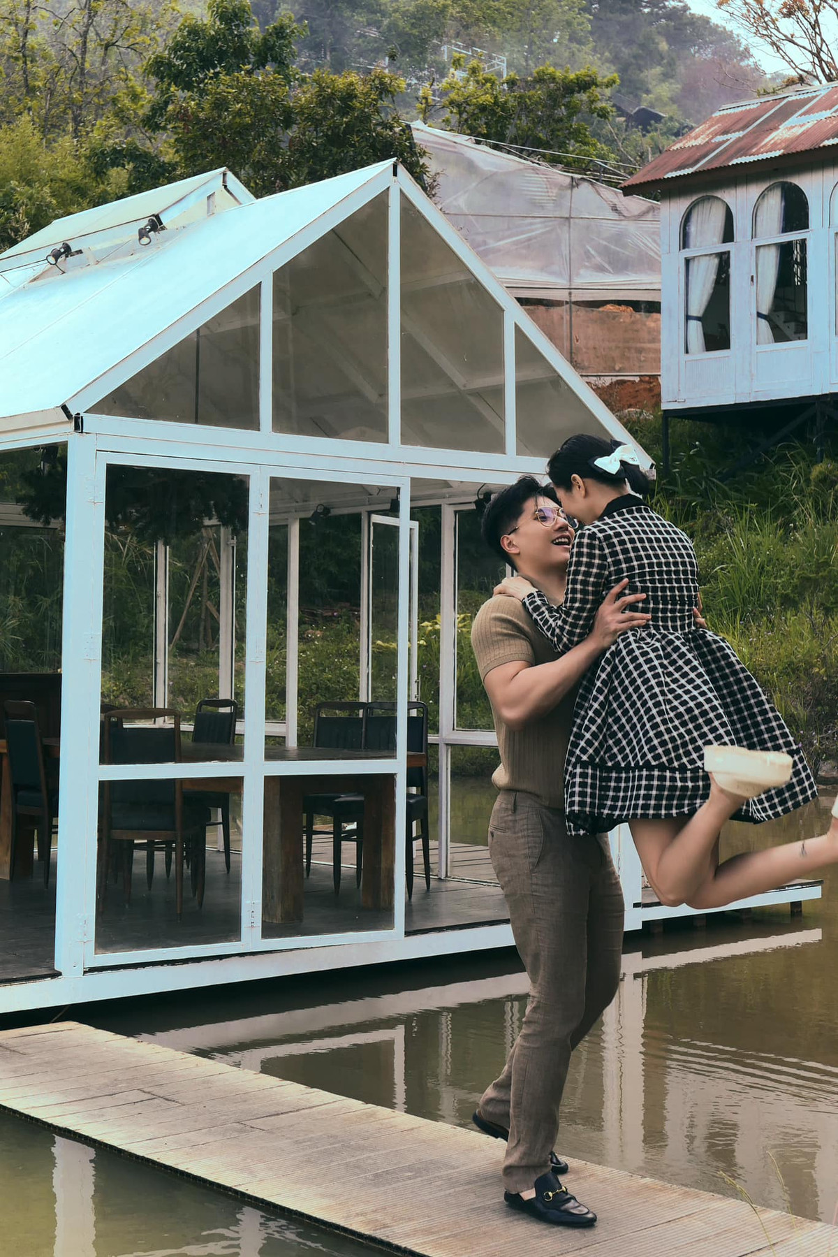 Dù vướng không ít thị phi nhưng Lệ Quyên vẫn khiến nhiều người ghen tỵ bởi tình yêu với Lâm Bảo Châu. Ảnh: FB Lệ Quyên