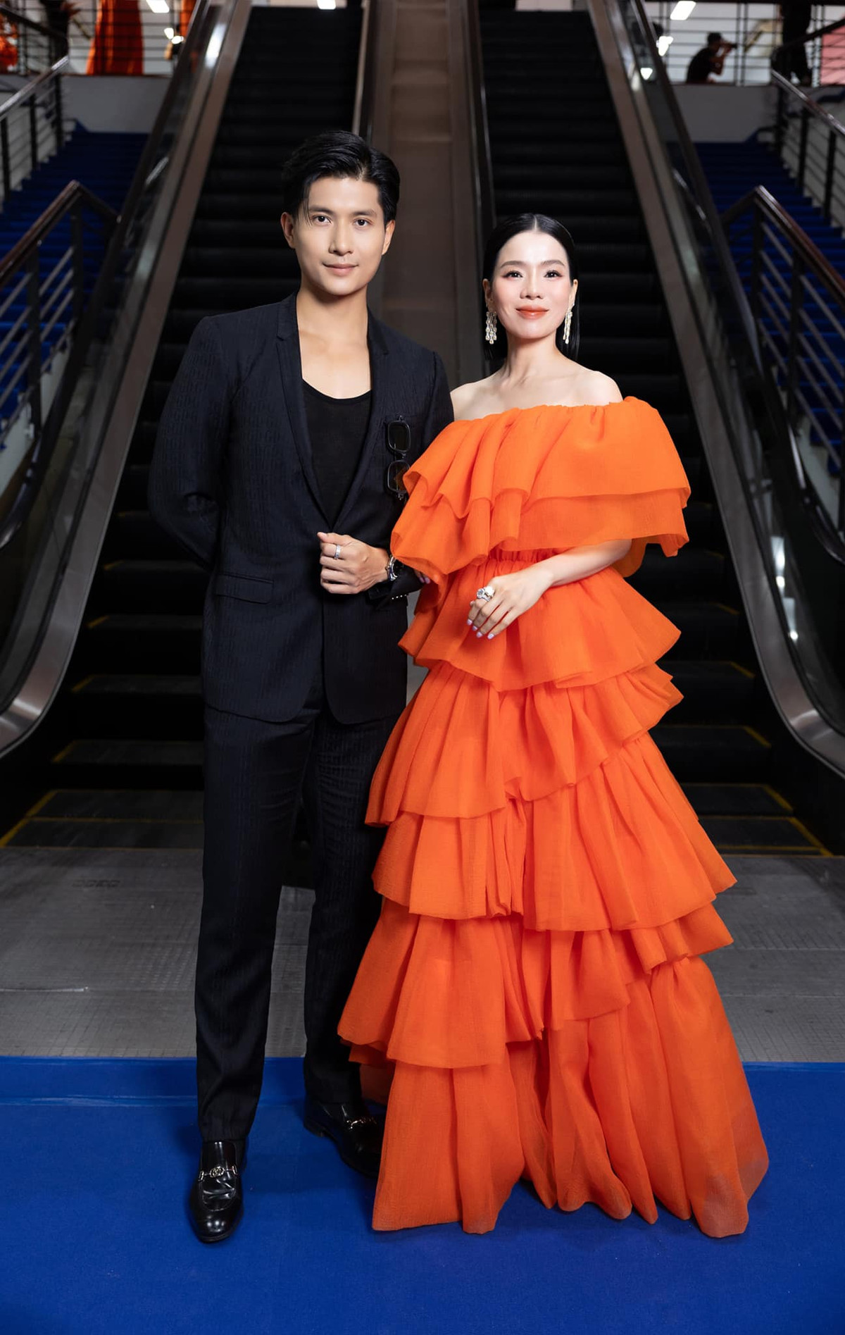 Mối quan hệ giữa Lệ Quyên và Lâm Bảo Châu bắt đầu gây chú ý khi cả hai lộ loạt ảnh thân thiết vào tháng 8/2020. Đến Tết Dương lịch 2021, Lâm Bảo Châu đăng ảnh ngắm pháo hoa cùng Lệ Quyên, chính thức công khai hẹn hò đàn chị hơn 12 tuổi. Ảnh: FB Lệ Quyên