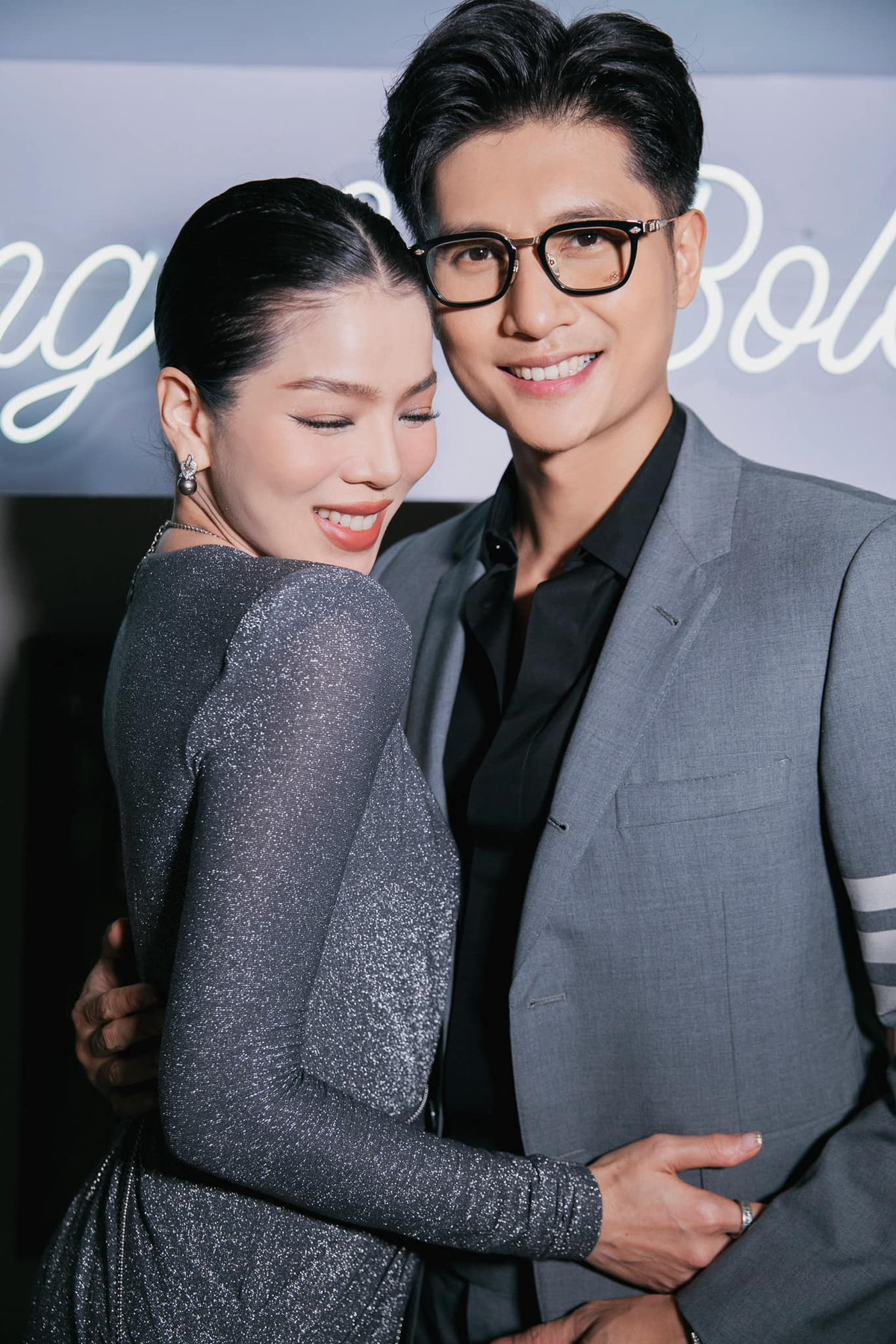 Lệ Quyên và Lâm Bảo Châu từng nhiều lần vướng tin đồn chia tay. Nhanh chóng, chuyện tình của cô bị cộng đồng mạng soi mói. Trước nghi vấn chia tay, Lâm Bảo Châu đăng clip anh và người yêu tình tứ, vui vẻ dắt tay nhau. Ảnh: FB Lệ Quyên