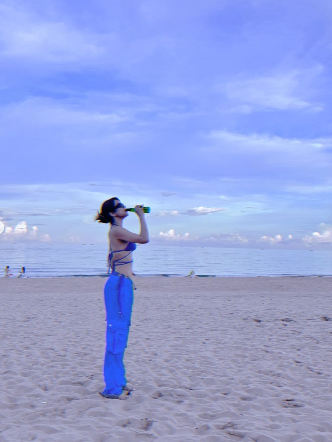 Bà mẹ hai con khoe trọn vòng eo bé xíu, cơ bụng nổi múi "vạn người mê".