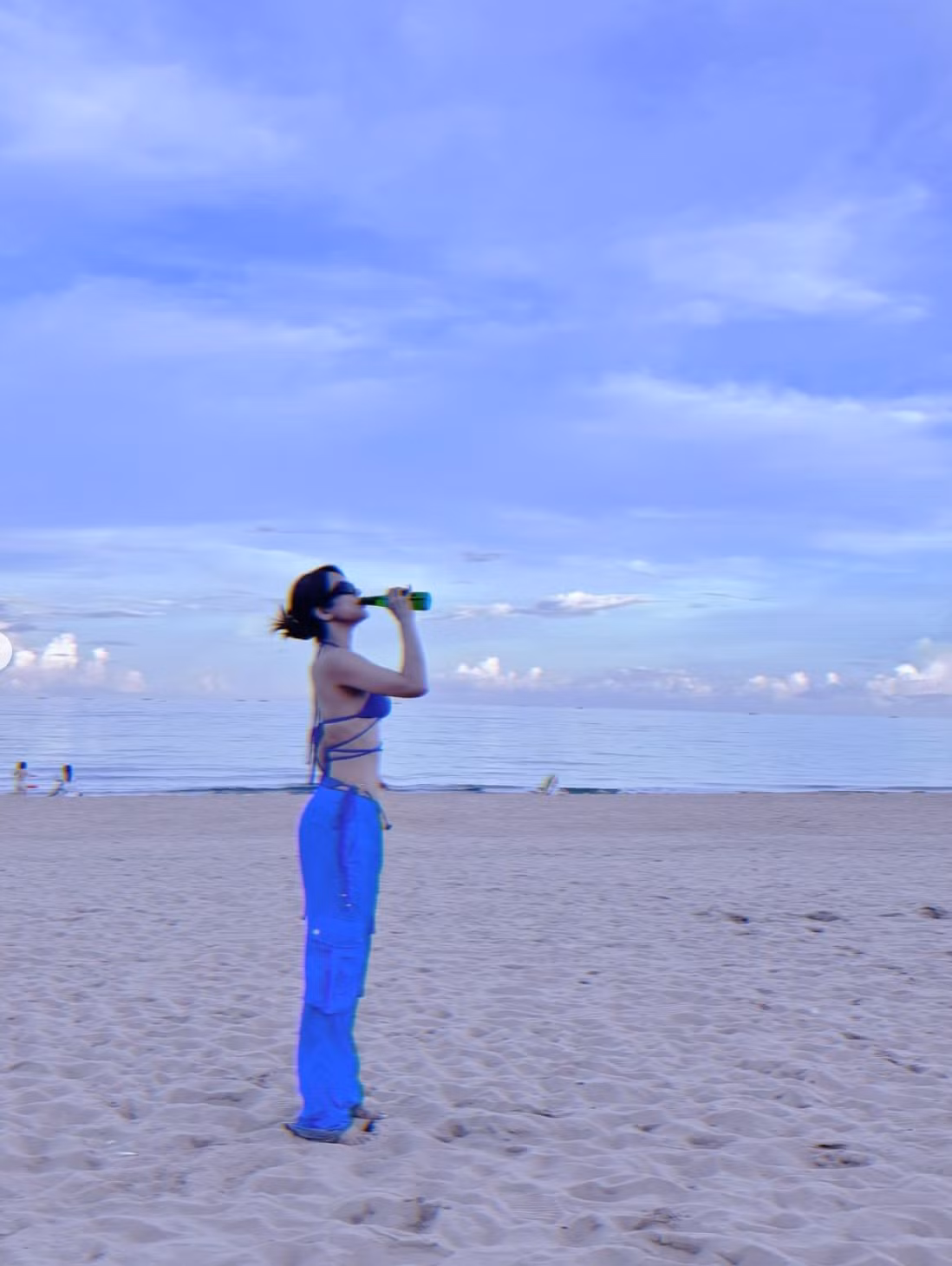 Bà mẹ hai con khoe trọn vòng eo bé xíu, cơ bụng nổi múi "vạn người mê".