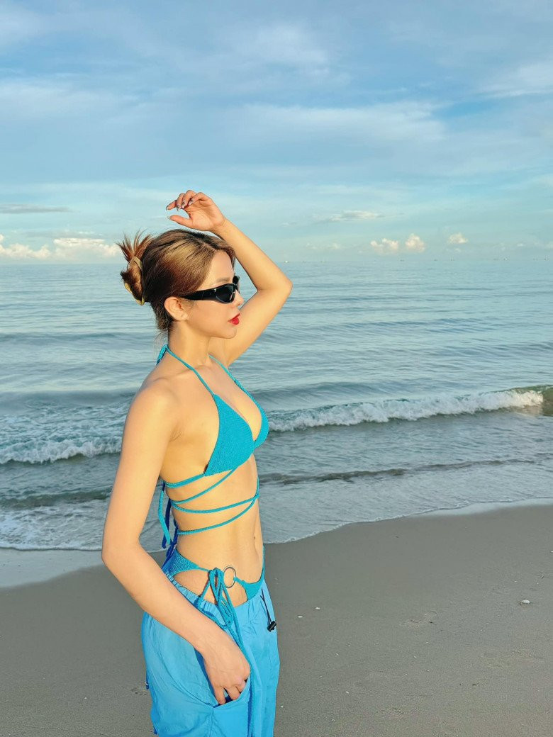 Diệp Lâm Anh diện mốt áo tắm phối cùng quần jeans ống rộng, tạo nên tổng thể vừa cá tính vừa phóng khoáng.