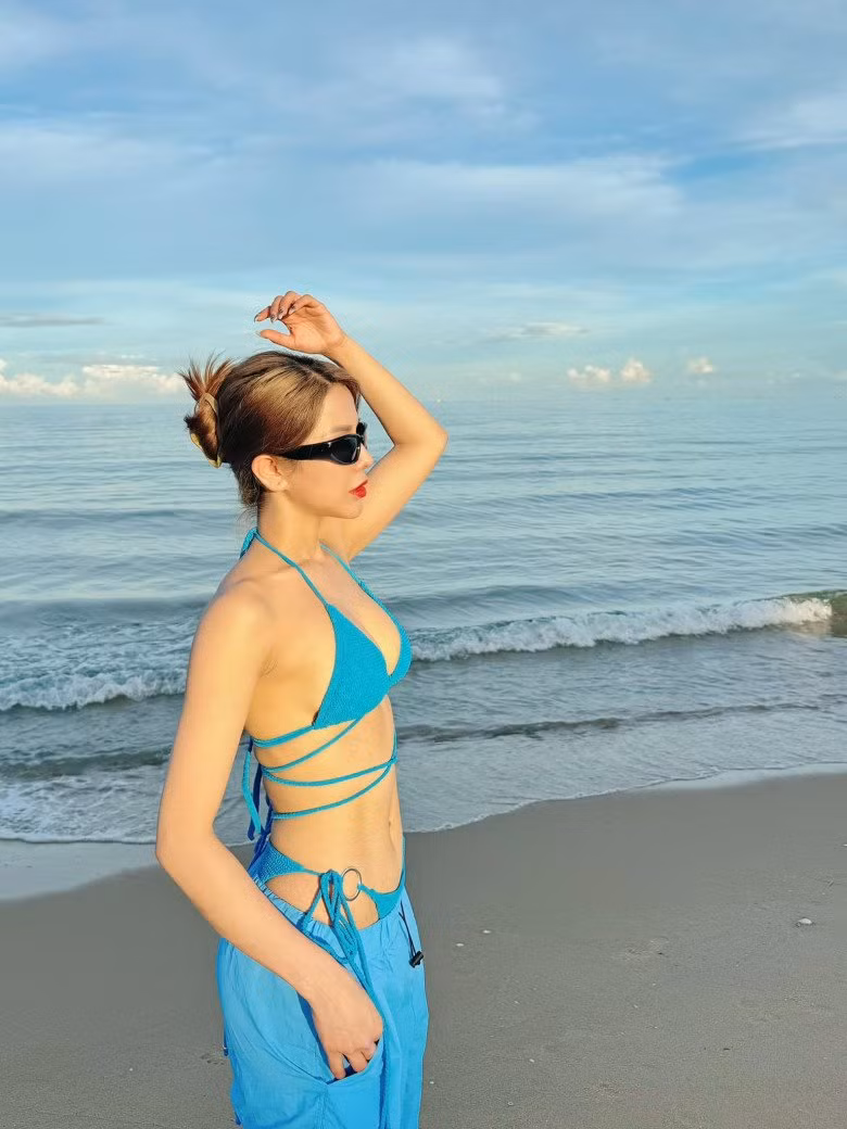 Diệp Lâm Anh diện mốt áo tắm phối cùng quần jeans ống rộng, tạo nên tổng thể vừa cá tính vừa phóng khoáng.