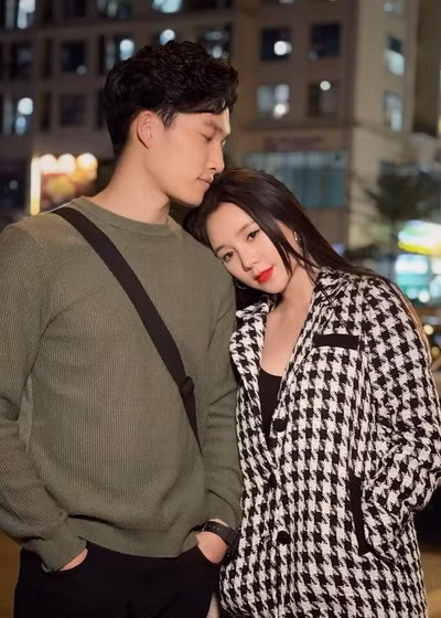 Đình Tú và Quỳnh Kool vào vai một cặp đôi trong phim "Hướng dương ngược nắng". Quỳnh Kool hiện là cái tên nổi bật trong dàn diễn viên nữ của VFC nhờ ngoại hình xinh xắn và diễn xuất ngày càng tiến bộ.