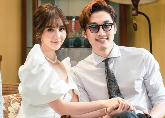 Đình Tú và Huyền Lizzie từng là một cặp đẹp đôi trong phim "Thương ngày nắng về". Mặc dù hơn bạn diễn nam hai tuổi nhưng Huyền Lizzie vẫn luôn trẻ trung khi xuất hiện cạnh Đình Tú.