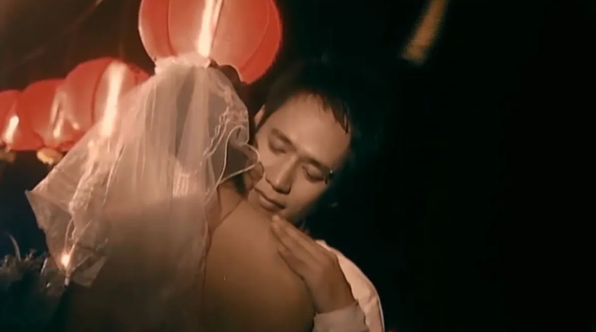 Trong MV, Hương Baby đóng vai nữ chính, có nhiều cảnh quay tình cảm với Duy Mạnh, bao gồm cả phân đoạn mặc váy cưới.