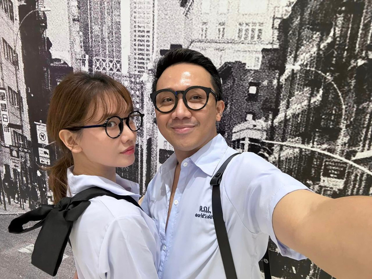 Vợ chồng MC Trấn Thành - ca sĩ Hari Won ăn mặc đồng điệu, quấn quýt trên phố. Ảnh: FB Trấn Thành