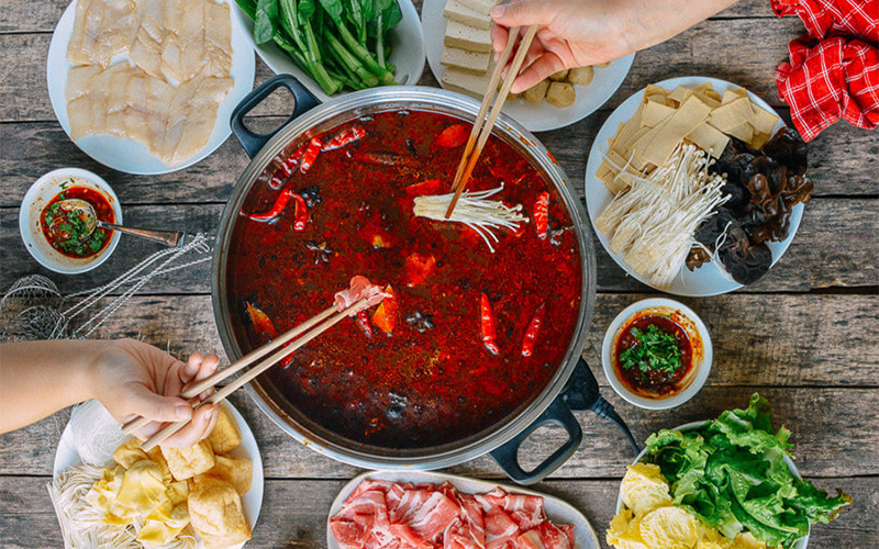  Người bị viêm đại tràng, hội chứng ruột kích thích nên hạn chế ăn lẩu bởi các loại gia vị cay nóng, đồ ăn nhiều dầu mỡ trong lẩu có thể kích thích đường ruột, gây co thắt, đau bụng, tiêu chảy, làm nặng thêm triệu chứng của bệnh. Ảnh Internet