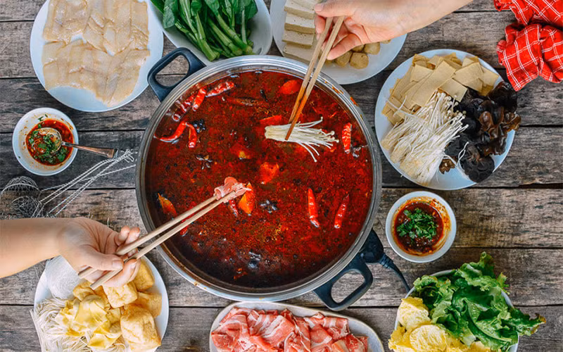  Người bị viêm đại tràng, hội chứng ruột kích thích nên hạn chế ăn lẩu bởi các loại gia vị cay nóng, đồ ăn nhiều dầu mỡ trong lẩu có thể kích thích đường ruột, gây co thắt, đau bụng, tiêu chảy, làm nặng thêm triệu chứng của bệnh. Ảnh Internet