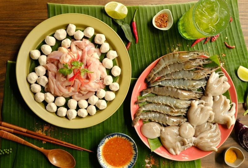  Phụ nữ mang thai: Theo chuyên gia dinh dưỡng, mặc dù món lẩu không gây hại cho bà bầu, tuy nhiên do thói quen nhiều người nhúng thức ăn qua loa, ăn thịt tái khi ăn lẩu dẫn đến nguy cơ nhiễm các bệnh về ký sinh trùng. Bên cạnh đó, phụ nữ mang thai sức đề kháng yếu đi, việc nhiễm sán hay ký sinh trùng sẽ ảnh hưởng đến sức khỏe cả mẹ lẫn bé. Ảnh Internet