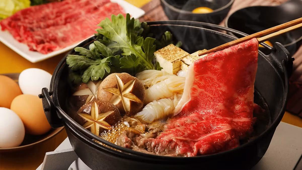 Tuy nhiên, ít ai biết rằng, ẩn sau sự hấp dẫn của món lẩu lại là những nguy cơ tiềm ẩn cho sức khỏe, đặc biệt là với một số đối tượng. Ảnh Internet 