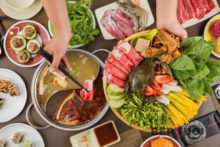  Người bị viêm họng mãn tính, mắc bệnh ngoài da, bệnh trĩ, nứt hậu môn,..., cũng nên hạn chế ăn lẩu cay vì có thể làm tình trạng bệnh nghiêm trọng hơn. Ảnh Internet