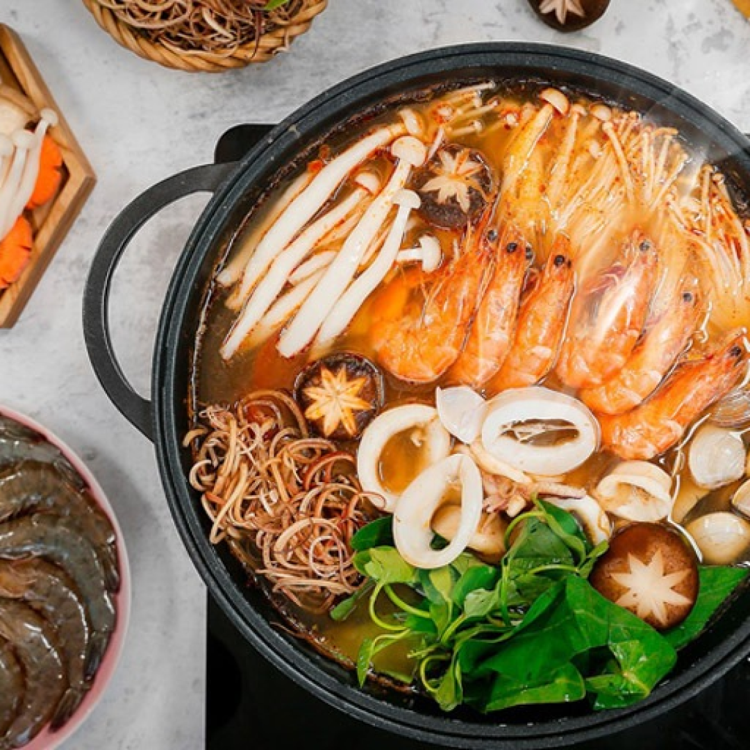  Người bị bệnh gout cần hạn chế ăn lẩu hải sản. Bởi hải sản, nội tạng động vật, nước dùng đậm đặc từ xương... chứa nhiều purin. Purin khi vào cơ thể sẽ chuyển hóa thành acid uric, làm tăng nguy cơ lắng đọng tinh thể urat tại các khớp, gây cơn gút cấp, sưng đau, viêm khớp. Ảnh Internet