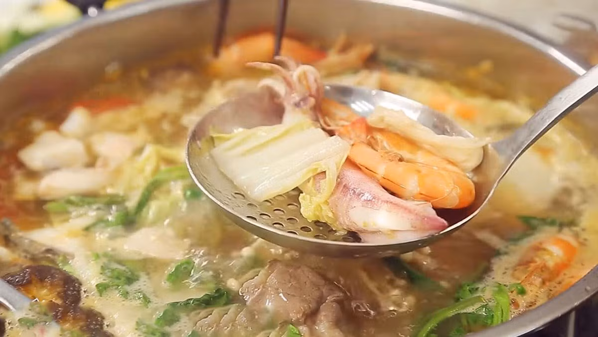  Người mới phẫu thuật đường tiêu hóa cần kiêng lẩu trong thời gian đầu sau phẫu thuật. Do hệ tiêu hóa sau phẫu thuật còn yếu nên cần thời gian để phục hồi. Việc ăn lẩu có thể gây kích ứng, làm chậm quá trình lành vết thương, tăng nguy cơ nhiễm trùng, ảnh hưởng đến quá trình hồi phục. Ảnh Internet