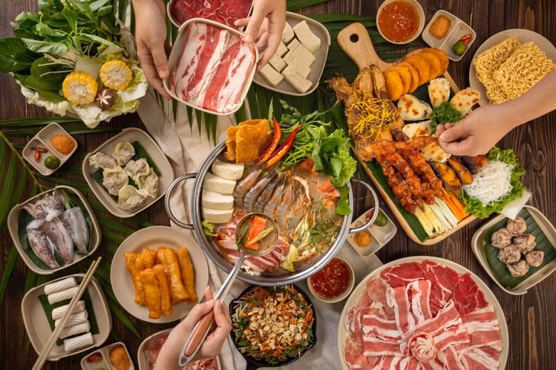  Người bị tiểu đường: Nước lẩu thường chứa nhiều đường, tinh bột, làm tăng đường huyết sau ăn, gây khó khăn trong việc kiểm soát bệnh. Việc ăn nhiều thịt đỏ, hải sản trong lẩu có thể làm tăng nguy cơ mắc các bệnh tim mạch, vốn là biến chứng thường gặp ở người tiểu đường. Ảnh Internet