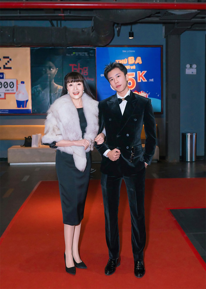 Long Vũ, con trai nghệ sĩ Vân Dung, sinh năm 2001, đã tốt nghiệp Đại học Sân khấu Điện ảnh Hà Nội.