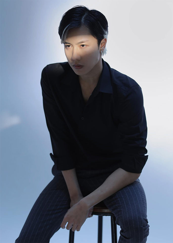 Từ khi học cấp 3, Long Vũ đã bộc lộ đam mê với nghệ thuật và quyết tâm theo nghiệp của mẹ.