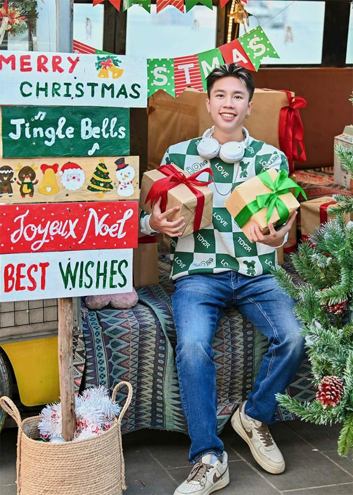 Sau khi tốt nghiệp Đại học Sân khấu Điện ảnh Hà Nội, Long Vũ đã có hai vai diễn gây chú ý trong phim "Cuộc chiến không giới tuyến" và "Không ngại cưới chỉ cần một lý do".