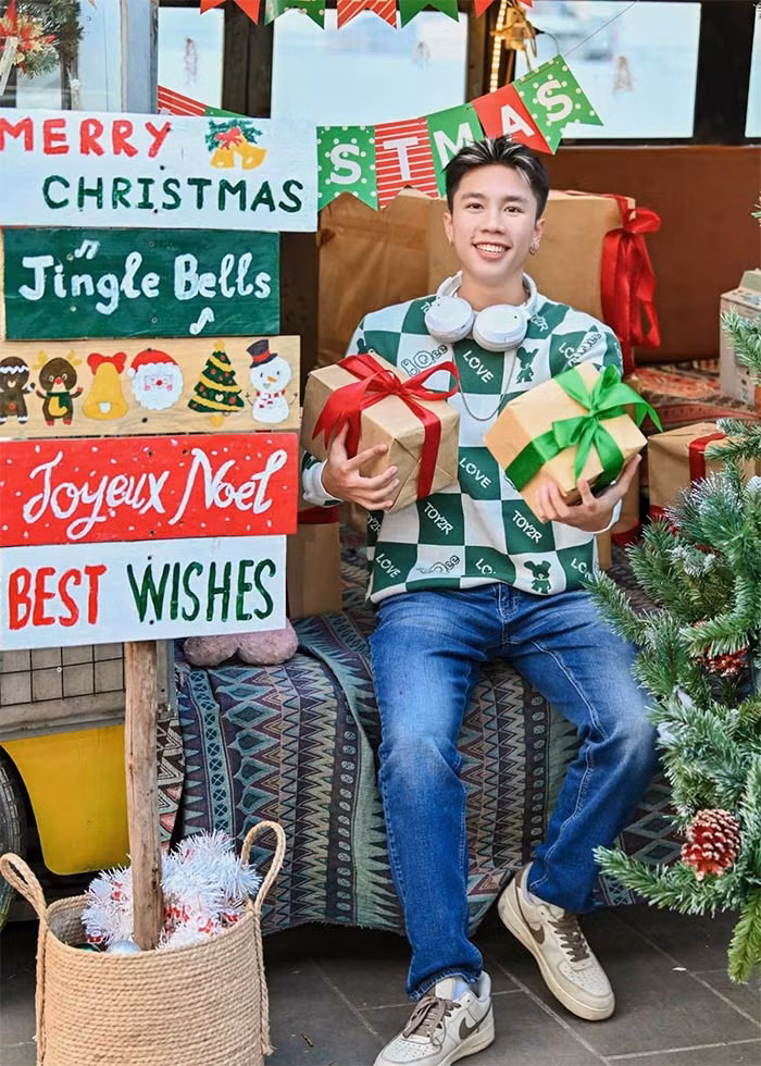 Sau khi tốt nghiệp Đại học Sân khấu Điện ảnh Hà Nội, Long Vũ đã có hai vai diễn gây chú ý trong phim "Cuộc chiến không giới tuyến" và "Không ngại cưới chỉ cần một lý do".