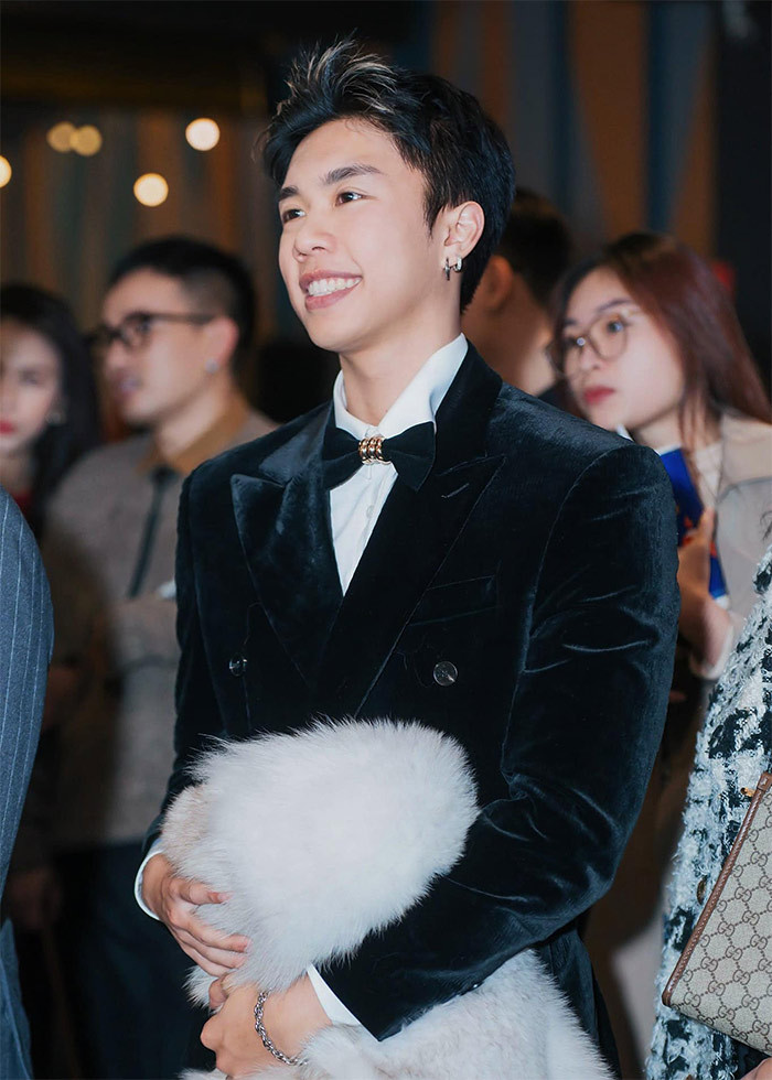 Theo chia sẻ của mẹ Vân Dung, Long Vũ là người rất tình cảm, biết quan tâm đến mẹ và ông bà. Đi làm thêm có tiền, Long Vũ tặng mẹ dây chuyền vàng, tặng ông bà 10 triệu tiêu tết.