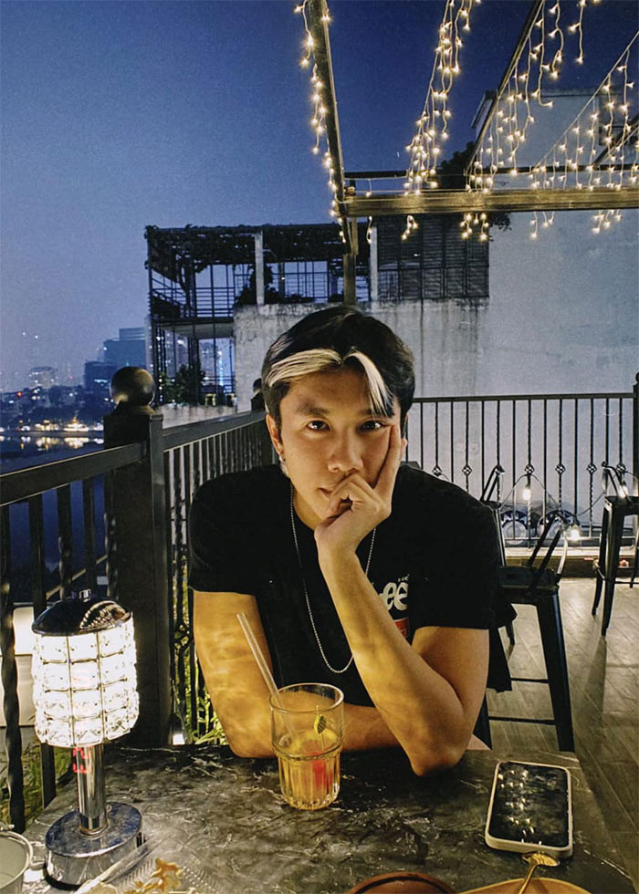 Mặc dù là con của nghệ sĩ nổi tiếng nhưng Long Vũ rất giản dị. "Nhím không bao giờ đòi mẹ mua thứ gì cả. Con không biết dùng hàng hiệu, nhiều lần thấy con ít quần áo quá, tôi cho tiền nhưng con không lấy", nghệ sĩ Vân Dung chia sẻ với Dân trí.