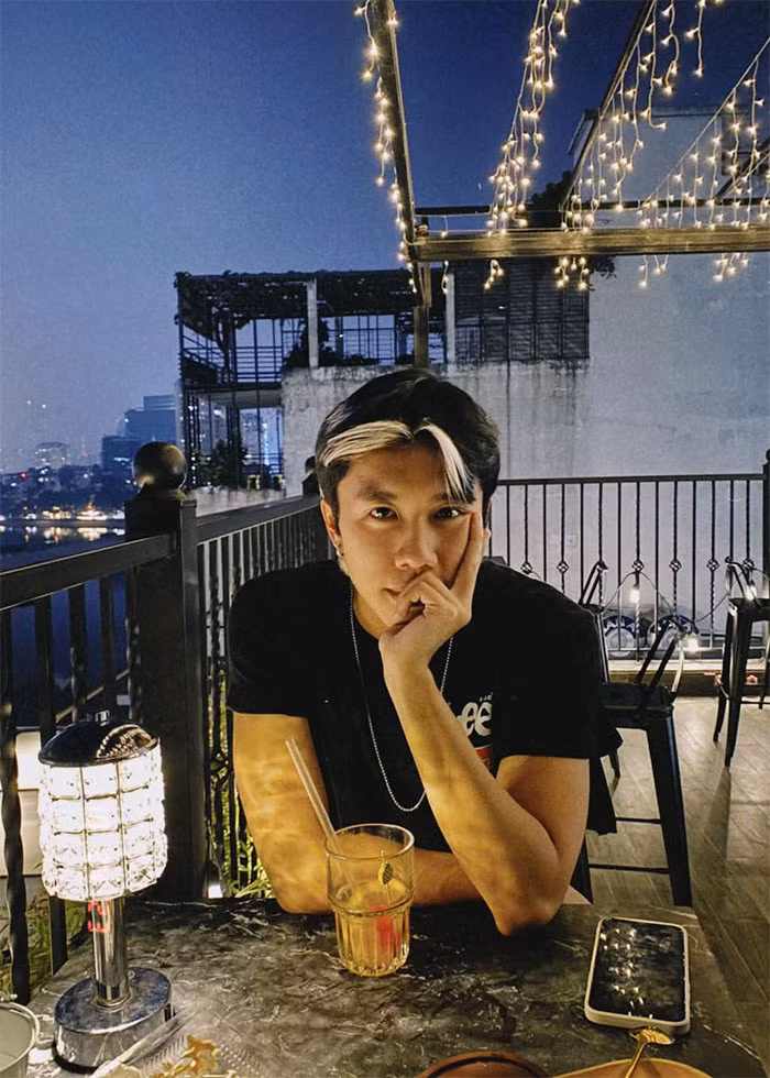 Mặc dù là con của nghệ sĩ nổi tiếng nhưng Long Vũ rất giản dị. "Nhím không bao giờ đòi mẹ mua thứ gì cả. Con không biết dùng hàng hiệu, nhiều lần thấy con ít quần áo quá, tôi cho tiền nhưng con không lấy", nghệ sĩ Vân Dung chia sẻ với Dân trí.