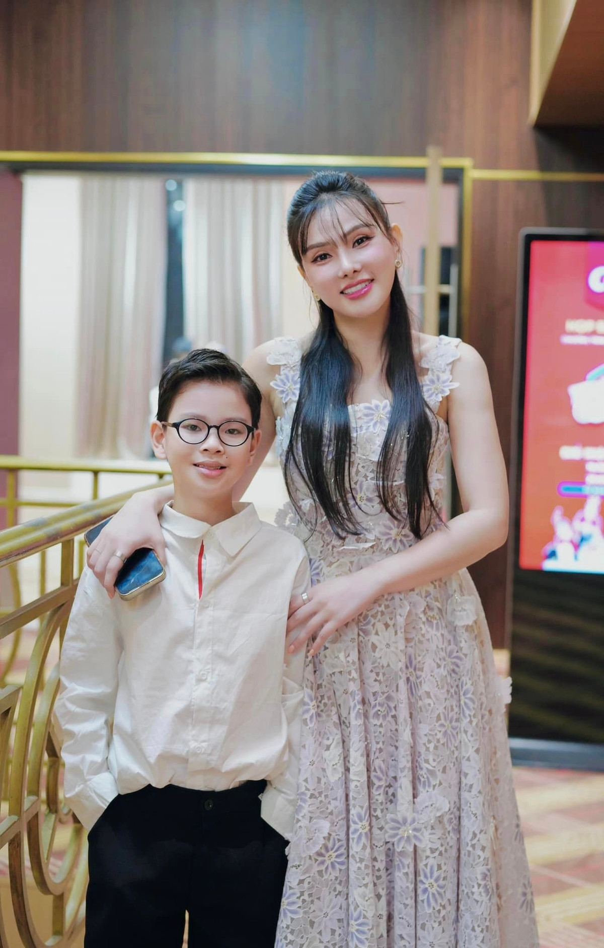 Thu Thủy cho con trai đi giao lưu, gặp gỡ. Nhóc tỳ càng lớn càng điển trai, ra dáng hot boy nhí. Ảnh: FB Nguyễn Thu Thuỷ