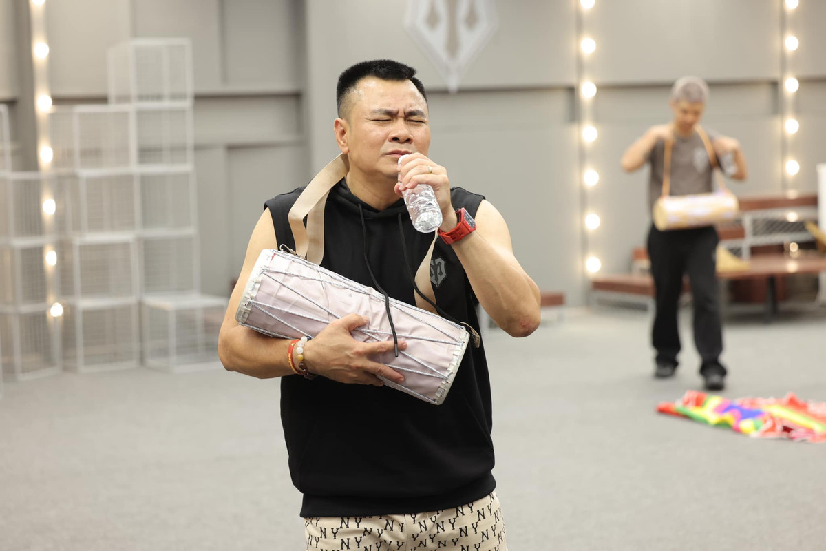 NS Tự Long đăng ảnh hậu trường hăng say tập luyện cho ngày lên sóng Anh trai vượt ngàn chông gai. Ảnh: FB Tự Long