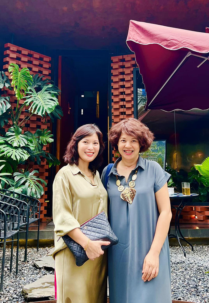 MC Diễm Quỳnh gặp lại bạn học cũ. Ảnh: FB Dang Diem Quynh