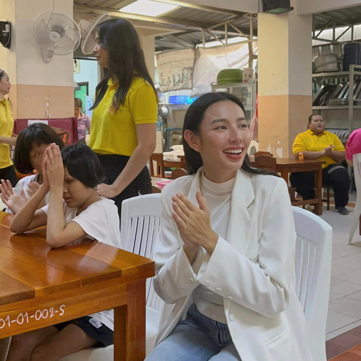 Hoa hậu Thùy Tiên đi từ thiện. Nhan sắc mộc mạc của cô vẫn vô cùng xinh đẹp, nổi bật. Ảnh: FB Nguyễn Thúc Thùy Tiên