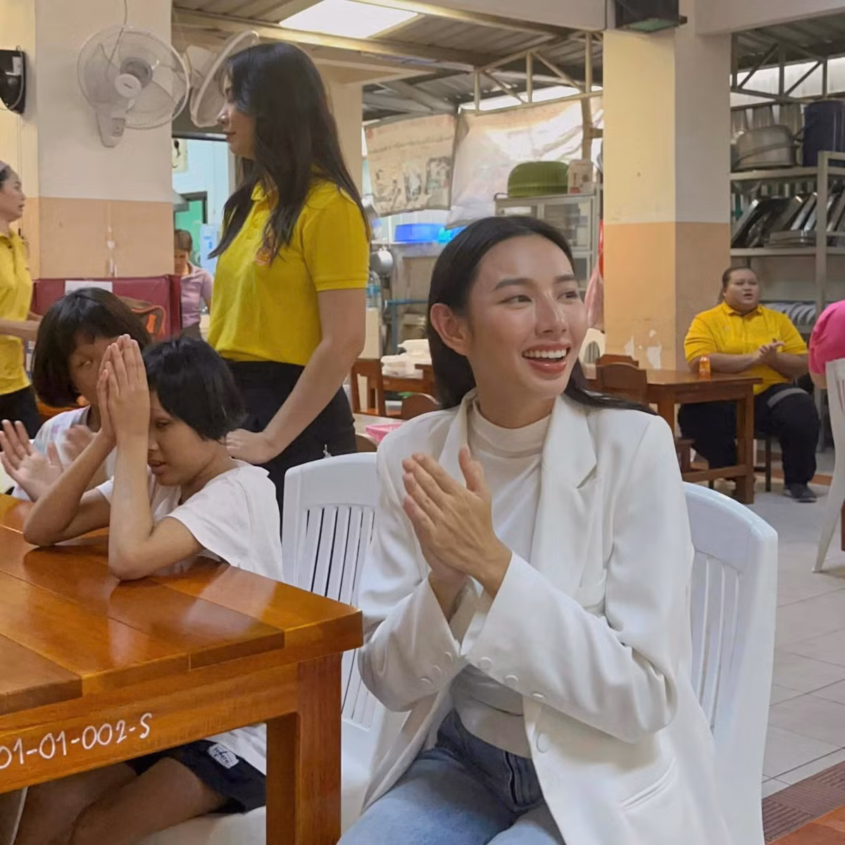 Hoa hậu Thùy Tiên đi từ thiện. Nhan sắc mộc mạc của cô vẫn vô cùng xinh đẹp, nổi bật. Ảnh: FB Nguyễn Thúc Thùy Tiên